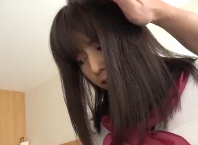 アイドルのように可愛いJKが嫌がりながらベロチュー→困惑しながらもおっさんチンポをシコシコする表情ｗ