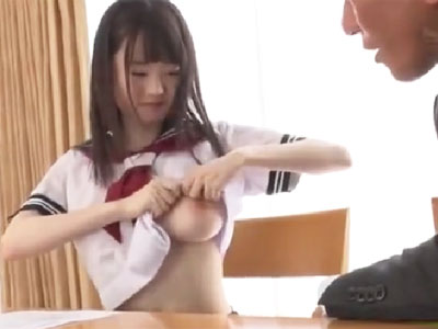 制服姿のロリ爆乳JKが自宅でハメられ激しいイキ声を漏らしながらアクメ