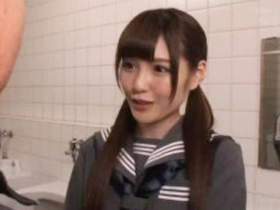 「ヤりたいんでしょ？」アイドル顔なロリJKが公衆トイレでこっそりパコ