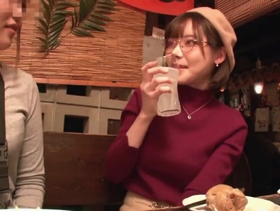 めがねのベレー帽…真面目そうだけど少しミステリアスな美女がお酒を飲むとエッチな女の子に変身ｗ