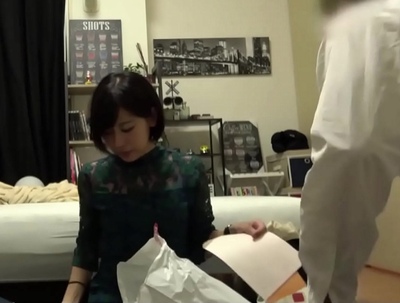 ちょっとミステリアスな感じのする美大生がハメ撮り部屋へ→容姿は折り紙付きの幼女が荒れ狂う絶頂パコ