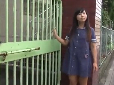 帰宅途中の完全アウトなロリ娘を捕まえて騙しハメ種付け