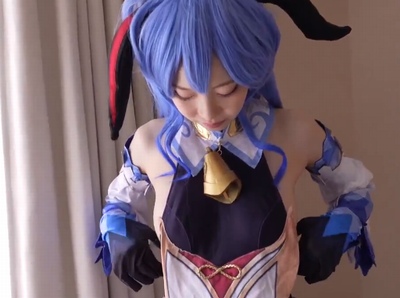 色白スレンダー！感度も良好な素人レイヤーちゃんと生オフパコｗ