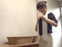 温泉レポートに来た巨乳女子アナがまさかのポロリ→ADに見つかりその場で膣内射精ハメｗ