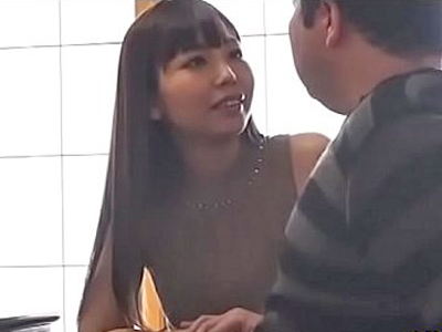 変態尻を突き出しTバックで夫の部下を誘惑する美人奥さん