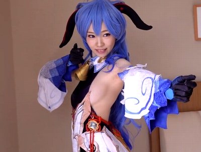 横から見える美乳！色白最強ルックスのレイヤーとラブラブオフパコ♡