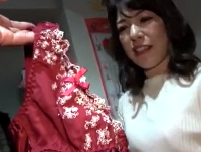 素人妻の自宅に上がって寝取りパコ→旦那が帰ってくるまで首絞めエッチでイク変態妻