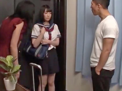 ノーブラTバックで家をうろつく嫁の連れ子に理性崩壊するパパ