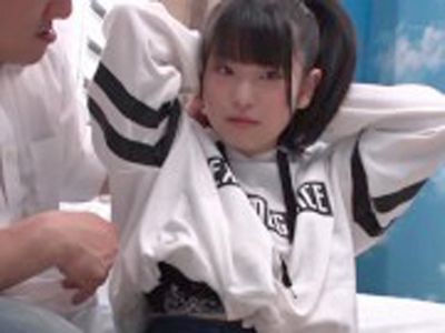 脱いだらドスケベボディの美乳女子を羽交い絞めバックでイカせまくる！