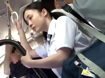 デカパイボインな夏服JKがバス痴漢→両手に納まりきらない爆乳を後ろから鷲掴みにされて悶絶バック！