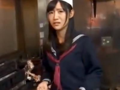 セーラー服姿のまま焼き鳥屋でバイトするJKをリモコンバイブ調教→潮吹き膣に大量種付け