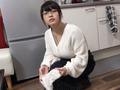 お掃除好きの真面目そうな巨乳女子大生が自分からハメ応募して初めての生種付け体験