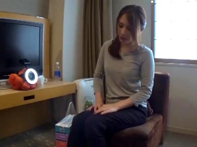 「イイ！うぅ！」他人棒に大量の精子を顔射されるもお掃除口愛までこなす好き者妻