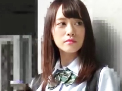 女子〇生を尾行して電車の中で背後から忍び寄り痴漢膣内射精レイプ！