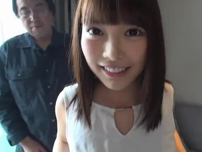 アイドル顔負けの天使！おじさんチンポにむしゃぶり付いて大量口内射精