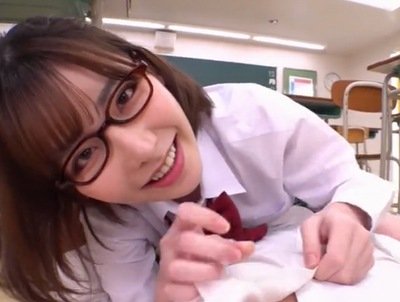 「内緒でしてあげる…」めがねの欲求不満な女の子JKに教室で抜かれる快感！主観で大量射精