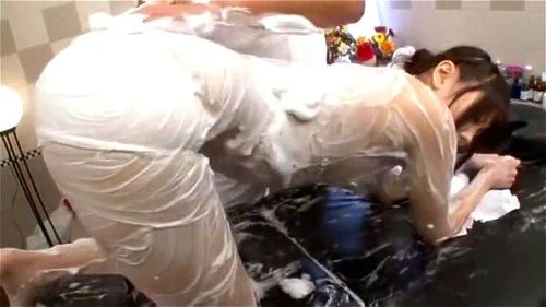 エステ初体験の女子校生、ヌルヌルローションに感じてしまいお漏らし