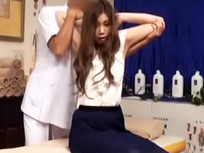 整体にやってきた美人OLが悪徳整体師に犯されて中出しされちゃう様子
