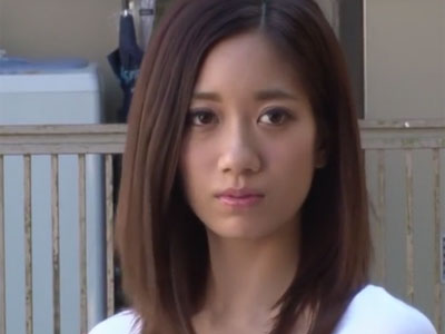 スレンダーな美人妻が旦那のお見送り後に堂々と浮気ハメ