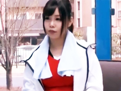 部活終わりのバレー部女子をMM号に乗車させセクシーストレッチからの乱交ハメ！