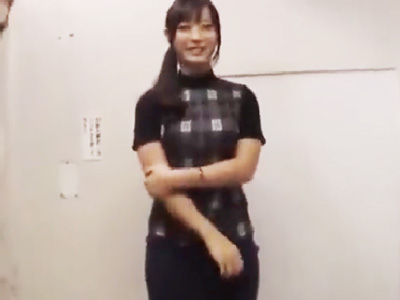 ナンパされてマンションの廊下で服を着たまま即ハメしちゃう淫乱美女ｗ